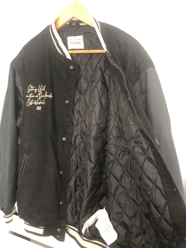 Cazadora universitaria Pull&Bear Negra/Beige