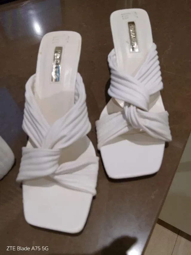 Conjunto Bolso y Zapatos Blancos con Cadena Dorada