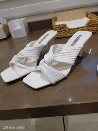 Conjunto Bolso y Zapatos Blancos con Cadena Dorada