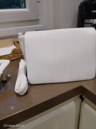 Conjunto Bolso y Zapatos Blancos con Cadena Dorada