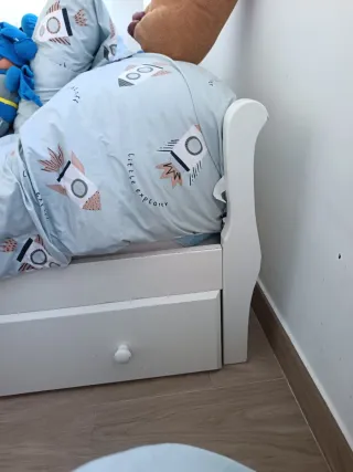 Cama infantil blanca de madera con cama abajo