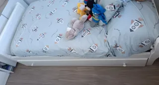 Cama infantil blanca de madera con cama abajo