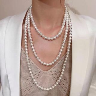 Collar de perlas plateado y blanco