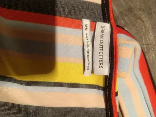 Mono de rayas de colores