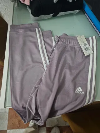 Yoger morado Adidas, con etiqueta. Nuevo.