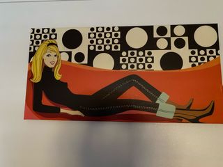 Cuadro Decorativo Mujer Sofá Naranja