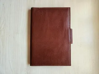 Cartera estilo cuero marrón