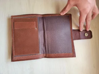 Cartera estilo cuero marrón