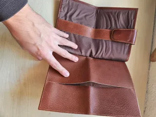 Cartera estilo cuero marrón
