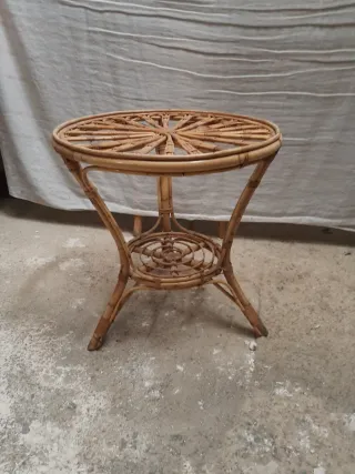 Mesa auxiliar redonda de mimbre