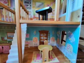 Casita de muñecas de madera