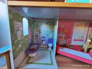 Casita de muñecas de madera