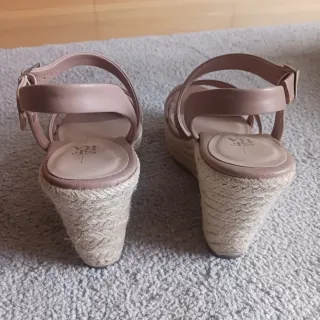 Sandalias cuña de Sfera color nude