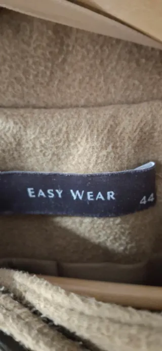 Abrigo beige estilo militar