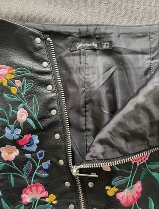 Falda mini polipiel bordada