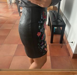 Falda mini polipiel bordada