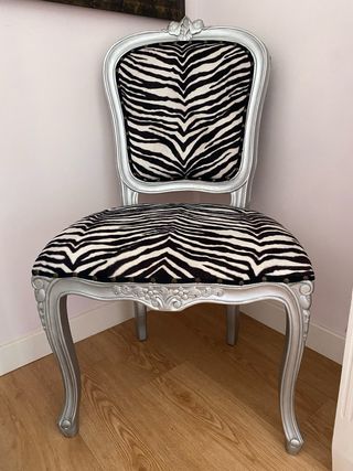 Silla estilo Luis XV de terciopelo de zebra.