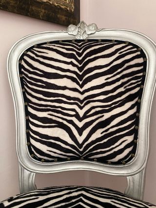 Silla estilo Luis XV de terciopelo de zebra.