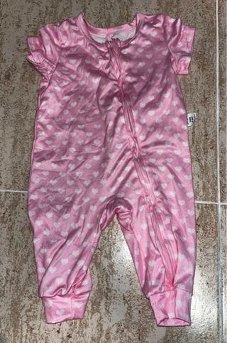 Pijama bebé rosa corazones