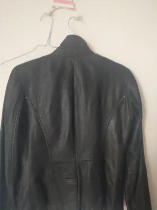 Chaqueta de piel negra