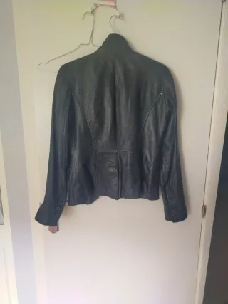 Chaqueta de piel negra