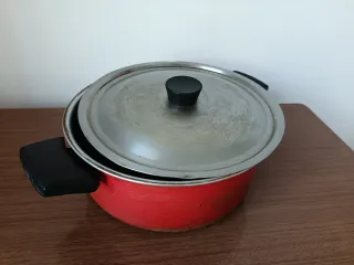 Cacerola aluminio vintage roja y plateada.