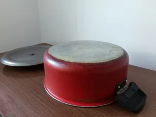 Cacerola aluminio vintage roja y plateada.