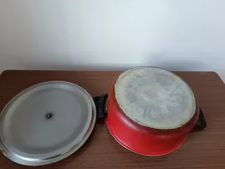 Cacerola aluminio vintage roja y plateada.