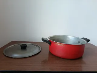 Cacerola aluminio vintage roja y plateada.