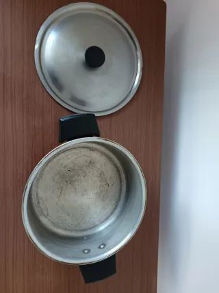 Cacerola aluminio vintage roja y plateada.