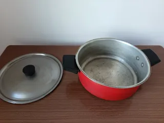 Cacerola aluminio vintage roja y plateada.