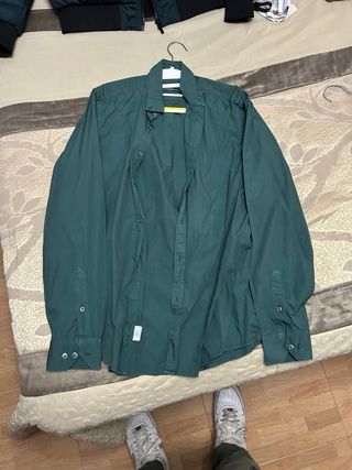 Camisa blanca con ribete negro