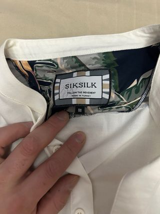 Camisa blanca con ribete negro