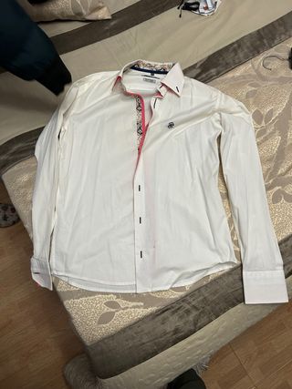 Camisa blanca con ribete negro