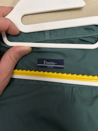 Camisa blanca con ribete negro