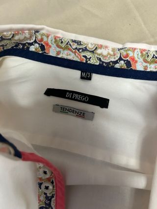 Camisa blanca con ribete negro