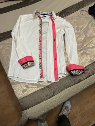 Camisa blanca con ribete negro