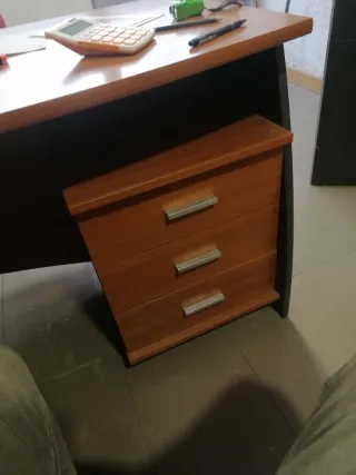 Mesa de despacho madera y negro