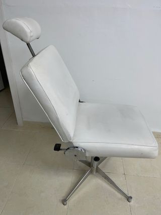 Sillón blanco y plateado
