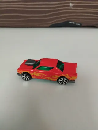 Coche a escala rojo con llamas