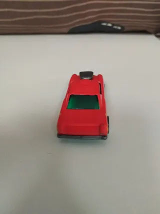 Coche a escala rojo con llamas