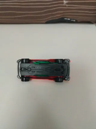 Coche a escala rojo con llamas