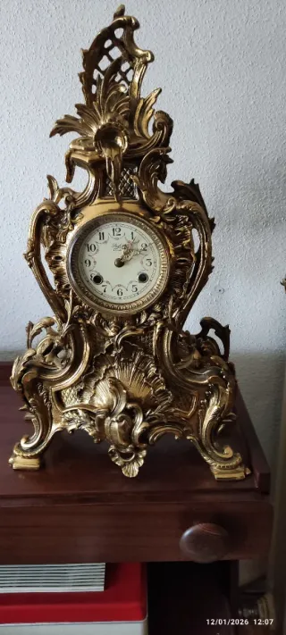 Reloj de sobremesa dorado y blanco