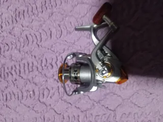 Carrete de pesca plateado y naranja 1000