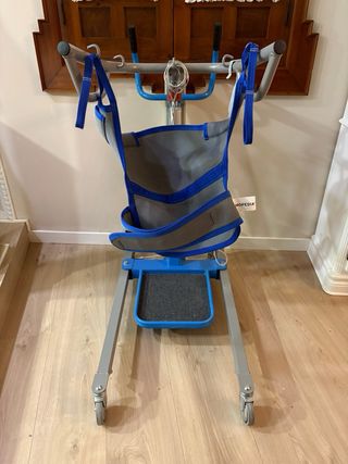 Grúa de bipedestación con arnés