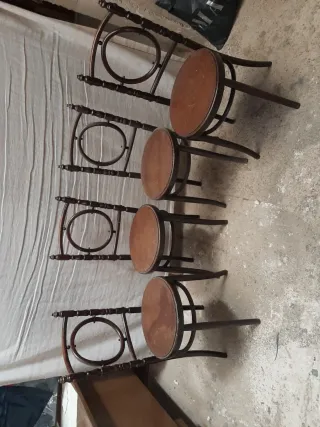 Juego de 4 sillas de madera