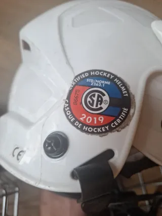 Casco de Hockey CCM Rojo y Blanco.