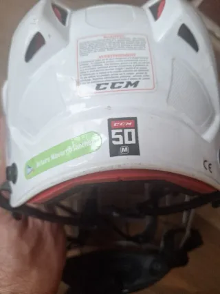 Casco de Hockey CCM Rojo y Blanco.