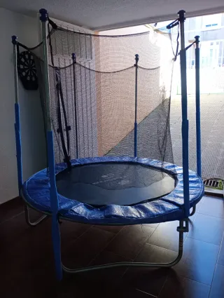 Cama elástica grande con red de seguridad