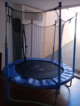 Cama elástica grande con red de seguridad